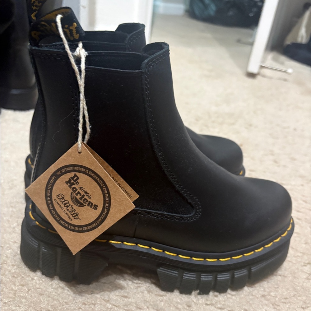 Women’s Doc Martens Softwair size 6